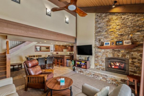 Newly Remodeled Sleeps 8 Pool, Hot Tubs,Fireplace, Private Deck